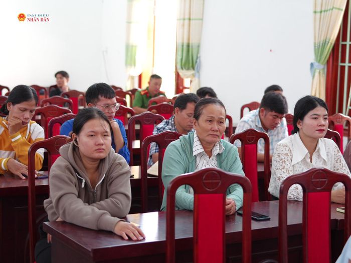 Cử tri các xã tham dự buổi tiếp xúc