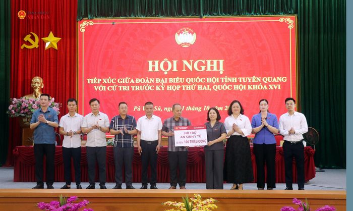 Đoàn ĐBQH tỉnh Tuyên Quang trao quà hỗ trợ an sinh, y tế, giáo dục cho các xã