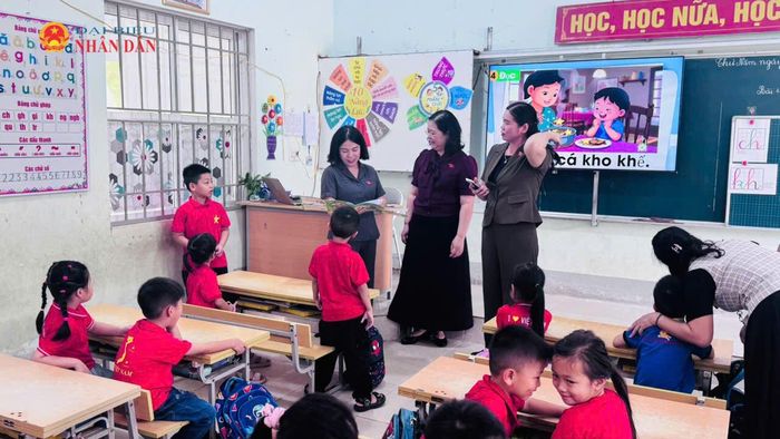 Đoàn ĐBQH tỉnh Tuyên Quang đã đi khảo sát giờ học tại một cơ sở trường học trên địa bàn xã Pà Vầy Sủ
