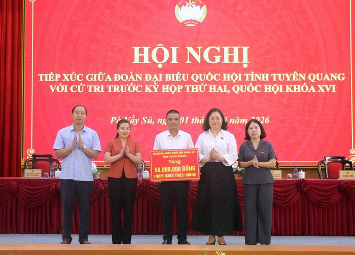Đoàn ĐBQH tỉnh Tuyên Quang tặng quà hỗ trợ an sinh, y tế, giáo dục cho xã Pà Vầy Sủ
