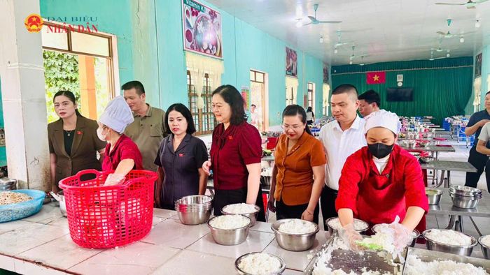 Đoàn khảo sát thực tế tại bếp ăn cho học sinh trên địa bàn xã Pà Vầy Sủ