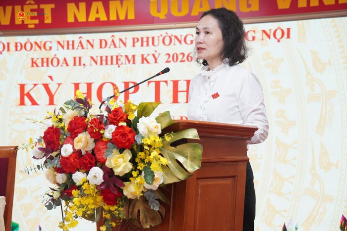 Đồng chí Cấn Thị Việt Hà, Bí thư Đảng ủy, Chủ tịch HĐND phường Dương Nội phát biểu khai mạc kỳ họp.