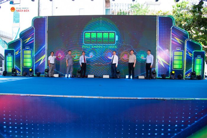 Các đại biểu thực hiện nghi thức phát động Ngày hội Chào Tân sinh viên 2026