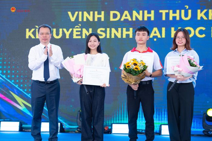 PGS.TS Nguyễn Quốc Huy, Bí thư Đảng ủy, Giám đốc Học viện Y – Dược học cổ truyền Việt Nam trao tặng học bổng tặng hoa và giấy khen cho các thủ khoa chuyên ngành