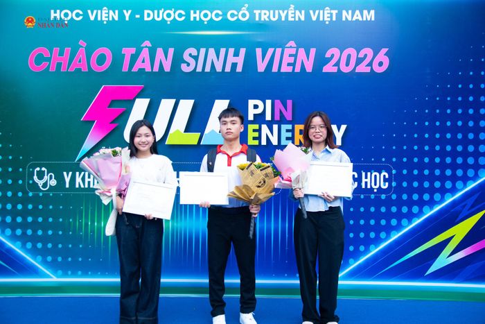 Tân sinh viên Nguyễn Đức Nghĩa, thủ khoa ngành Dược học năm 2026, Học viện Y – Dược học cổ truyền Việt Nam (ở giữa) cùng các thủ khoa chuyên ngành