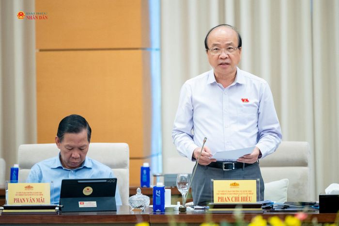 Chủ nhiệm Ủy ban Pháp luật và Tư pháp Phan Chí Hiếu trình bày Báo cáo thẩm tra sơ bộ