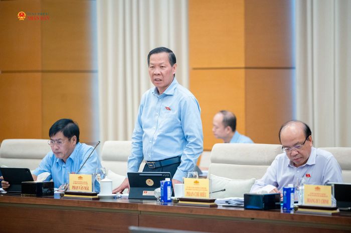 Chủ nhiệm Ủy ban Kinh tế và Tài chính Phan Văn Mãi phát biểu tại phiên họp