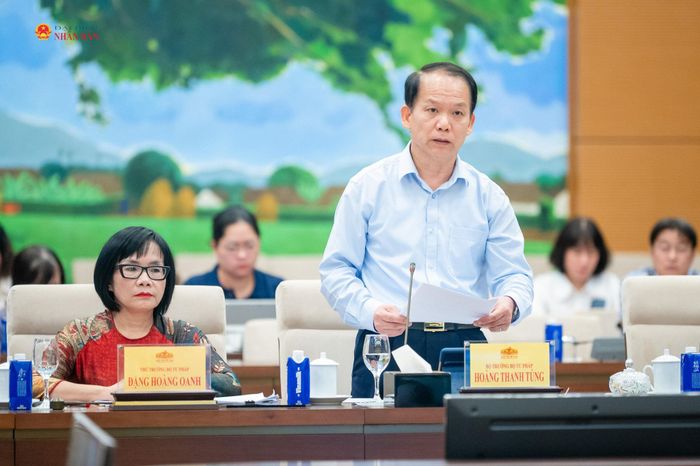 Bộ trưởng Bộ Tư pháp Hoàng Thanh Tùng trình bày Tờ trình dự án Luật Văn bản quy phạm pháp luật