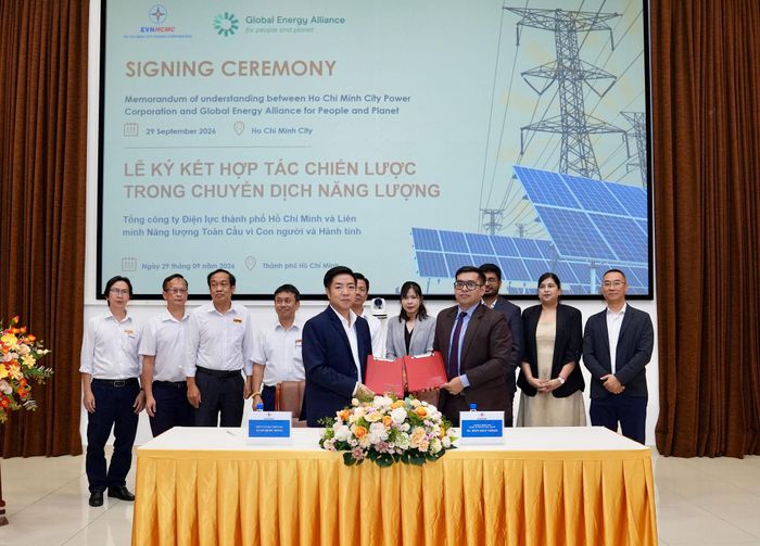 Đại diện EVNHCMC và GEAPP thực hiện nghi thức ký kết hợp tác