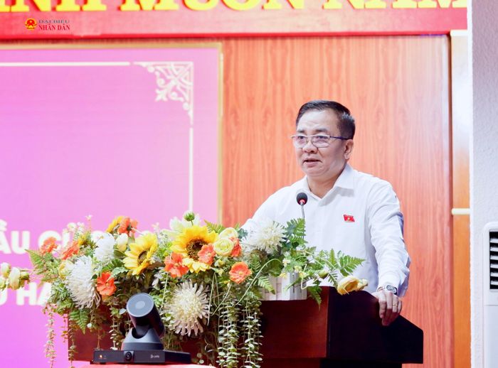 Phó Chủ nhiệm Ủy ban Quốc phòng, An ninh và Đối ngoại, Trung tướng Nguyễn Minh Đức trao đổi các vấn đề cử tri đặt ra tại hội nghị. Ảnh: Hoa Lê