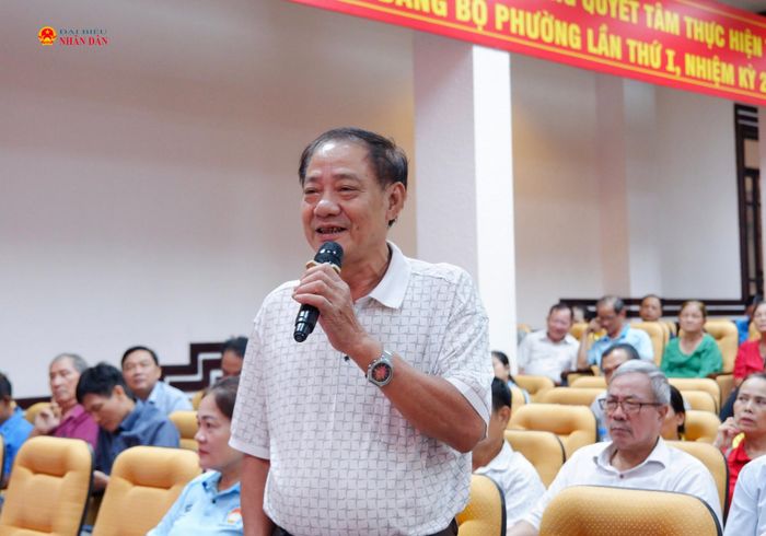 Cử tri phát biểu tại hội nghị. Ảnh: Hoa Lê