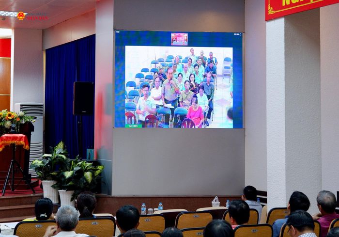 Cử tri phát biểu tại điểm cầu trực tuyến. Ảnh: Hoa Lê