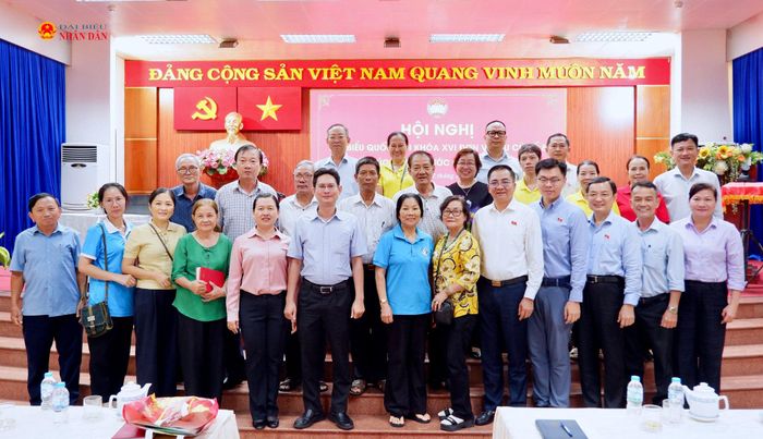 Tổ ĐBQH số 8 cùng các đại biểu tham dự hội nghị tiếp xúc cử tri. Ảnh: Hoa Lê