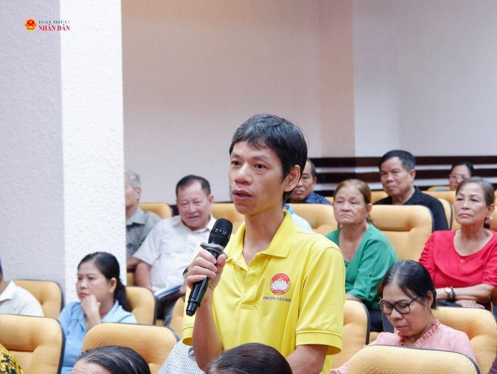 Cử tri phát biểu tại hội nghị. Ảnh: Hoa Lê