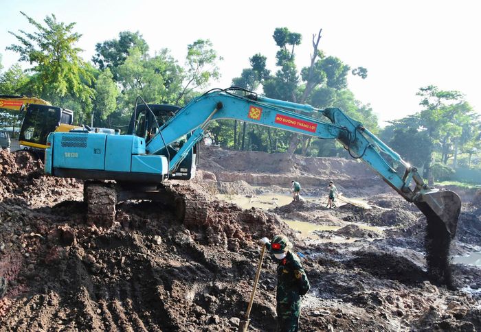 Trong ngày 2/10, các lực lượng làm nhiệm vụ đã xử lý hơn 350m³ đất, tiếp tục mở rộng phạm vi tìm kiếm tại Khu B