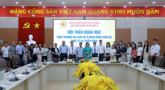 Giảng viên, chuyên gia, khách mời tham dự Hội thảo khoa học cấp vùng với chủ đề “Tăng trưởng hai con số ở vùng Đông Nam Bộ"