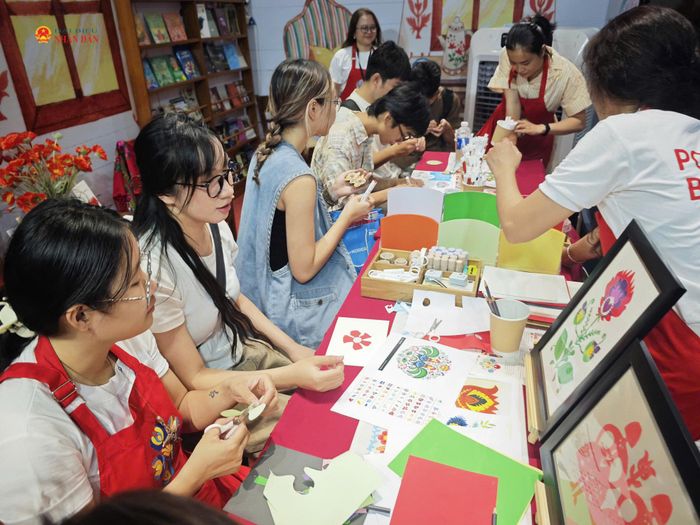 Công chúng được trực tiếp trải nghiệm, tìm hiểu văn hóa tại các gian hàng