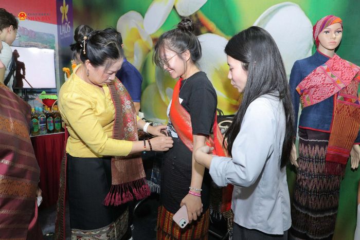 Tìm hiểu trang phục truyền thống tại gian hàng Lào