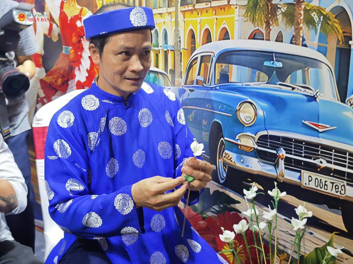 Tại các gian hàng, khách tham quan có thể quan sát, trò chuyện, tìm hiểu cách làm sản phẩm và tham gia vào các hoạt động trải nghiệm được tổ chức tại từng gian hàng