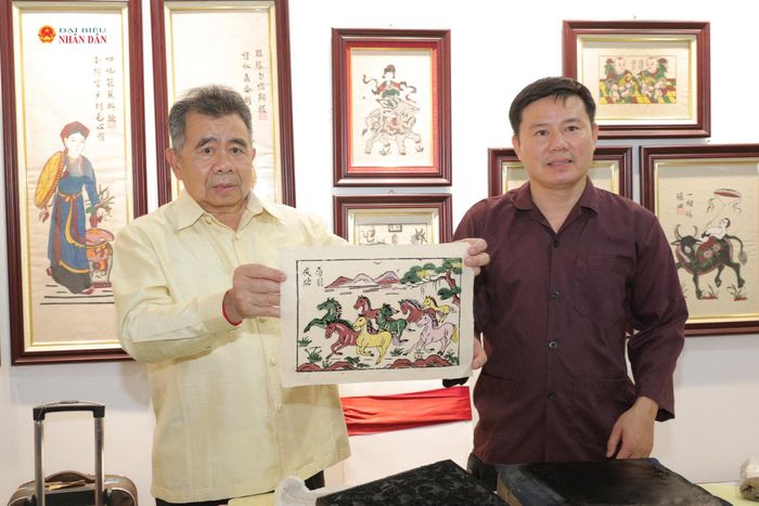 Khách tham quan và trải nghiệm làm tranh Đông Hồ của Việt Nam