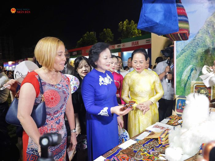 Phó Thủ tướng Phạm Thị Thanh Trà và các đại biểu tham quan gian hàng của các nước tại Lễ hội