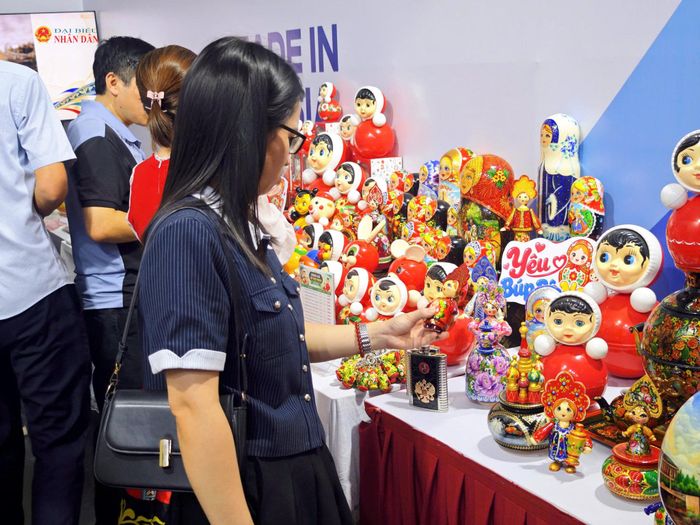 Khách tham gia tìm hiểu búp bê của Nga