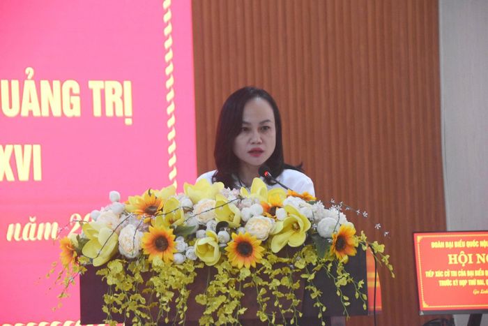 Lãnh đạo sở, ngành trả lời kiến nghị của cử tri tại Hội nghị TXCT tại xã Gio Bình. Ảnh: Võ Linh