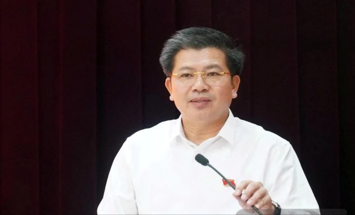 Trưởng đoàn ĐBQH tỉnh Quảng Trị Trần Vũ Khiêm phát biểu tại Hội nghị TXCT xã Đồng Lê. Ảnh: Võ Linh