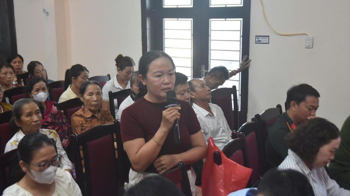 Cử tri xã Gio Linh kiến nghị, nêu ý kiến gửi đến đại biểu Quốc hội tỉnh Quảng Trị. Ảnh Võ Linh