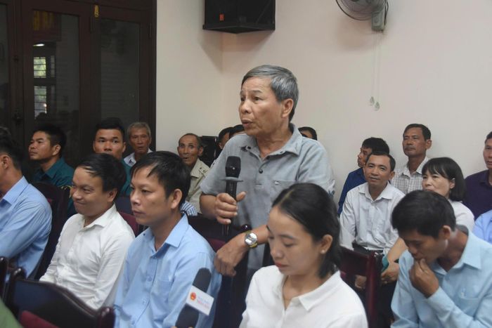 Cử tri xã Gio Linh phát biểu ý kiến, kiến nghị tại hội nghị. Ảnh: Võ Linh
