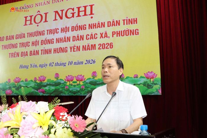 Chánh Văn phòng Đoàn ĐBQH và HĐND tỉnh Nguyễn Anh Hào giải đáp một số nội dung liên quan đến việc triển khai trang thiết bị chuyên dụng cho HĐND các xã, phường 4 phần mềm của Quốc hội thời gian sắp tới. Ảnh: Nguyễn Thơi