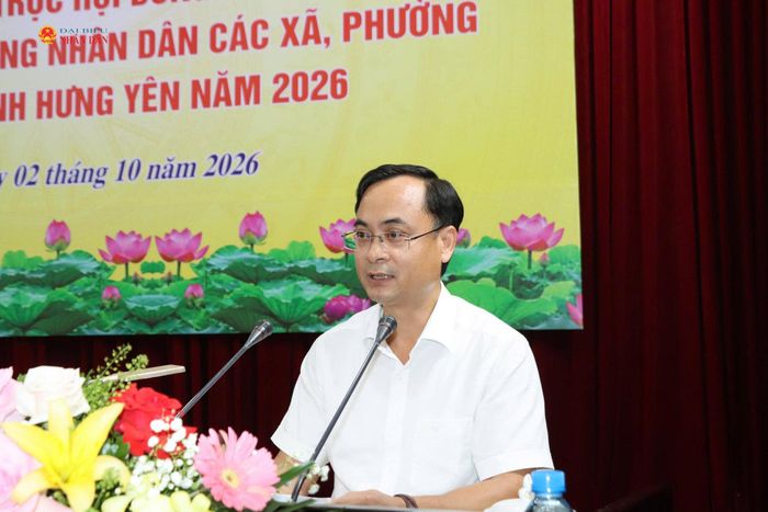 Đại diện Sở Nội vụ Hưng Yên làm rõ một số nội dung đại biểu kiến nghị thuộc thẩm quyền. Ảnh: Nguyễn Thơi