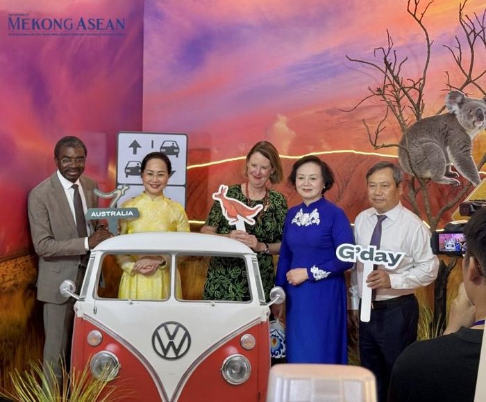 Phó Thủ tướng Phạm Thị Thanh Trà và các đại biểu tham quan không gian văn hóa quốc gia của các nước. Ảnh: Hà Anh/Mekong ASEAN.