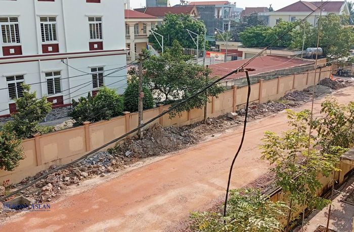 Một dự án giao thông cũng đang được tích cực triển khai trên địa bàn xã Phú Thái. Ảnh: Phùng Nguyện.