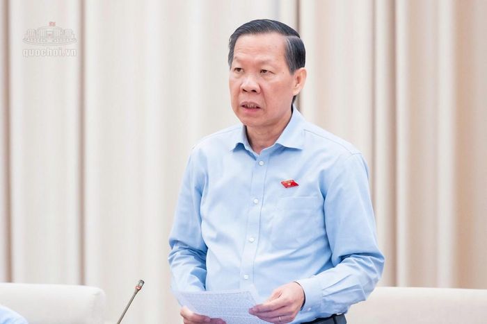 Chủ nhiệm Ủy ban Kinh tế và Tài chính Phan Văn Mãi trình bày báo cáo thẩm tra sơ bộ dự án Luật. Ảnh: quochoi.vn