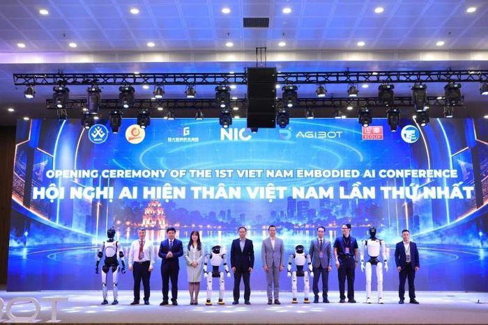 Các đại biểu cùng robot thực hiện nghi thức khai mạc Hội nghị AI hiện thân Việt Nam lần thứ nhất. Ảnh: BTC.