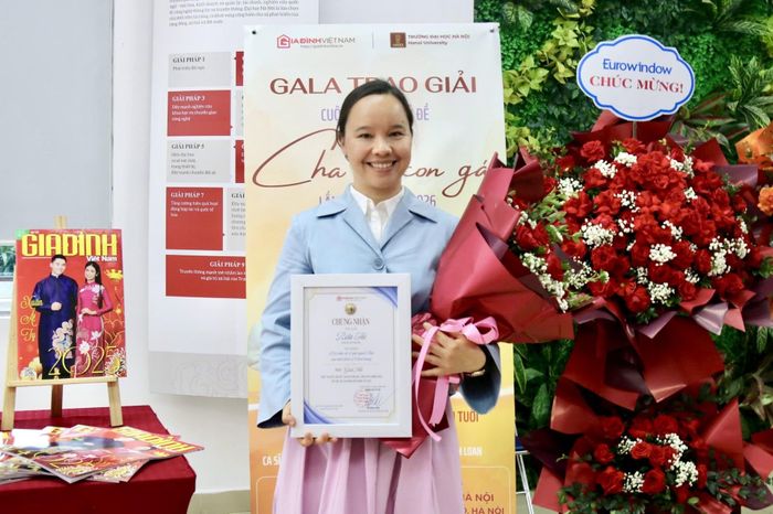 Tác giả Rita Thi xúc động khi từ Đức trở về Việt Nam nhận giải Nhì cho câu chuyện viết về người cha vừa qua đời (Ảnh: Nam Anh).