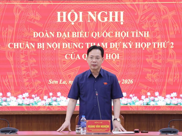 Bí thư Tỉnh ủy, Trưởng Đoàn ĐBQH tỉnh Sơn La Hoàng Văn Nghiệm phát biểu tại cuộc họp