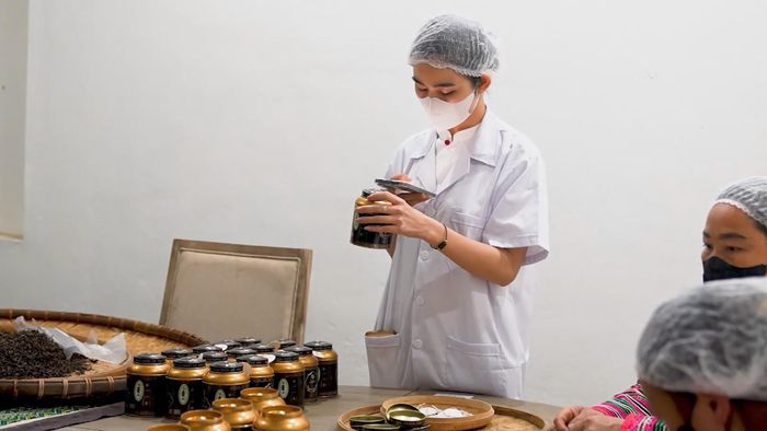 Nhân viên kiểm tra sản phẩm tại cơ sở sản xuất, phục vụ kiểm soát chất lượng và nguồn gốc hàng hóa. Ảnh: TG