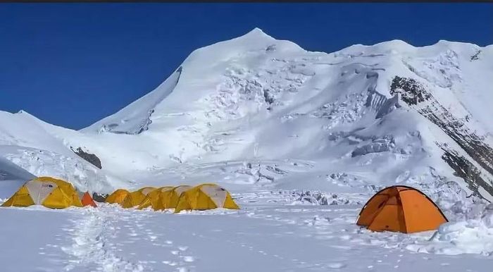 Bãi trại tại khu vực leo núi Himlung Himal. Ảnh: Ratopati