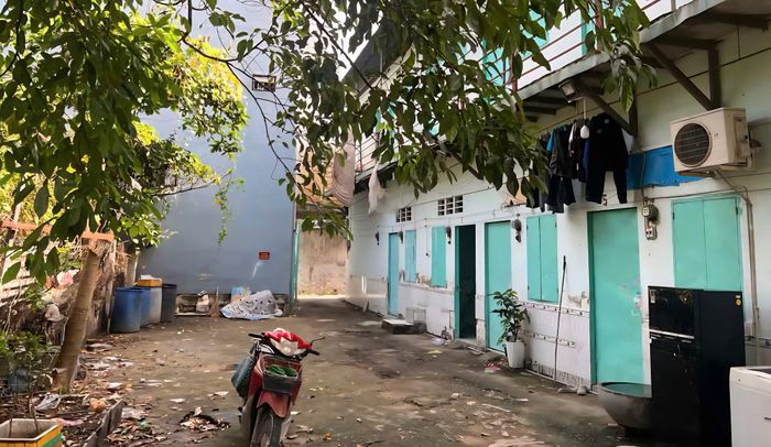 Dãy nhà trọ phía sau bãi phế liệu.