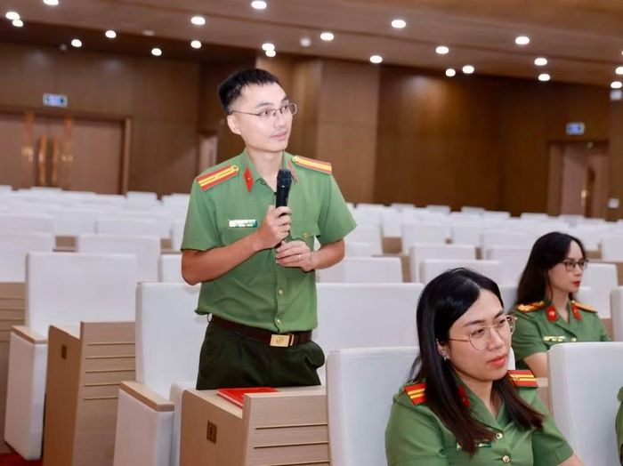 Đại diện đoàn viên, hội viên đặt câu hỏi đối thoại với Đảng uỷ, lãnh đạo Cục An ninh chính trị nội bộ.