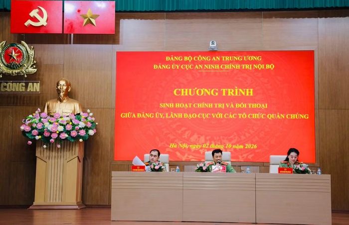 Thiếu tướng Hòa Quang Tưng, Phó Cục trưởng Cục An ninh chính trị nội bộ chủ trì chương trình đối thoại giữa Đảng ủy, lãnh đạo đơn vị với các tổ chức quần chúng trong đơn vị.