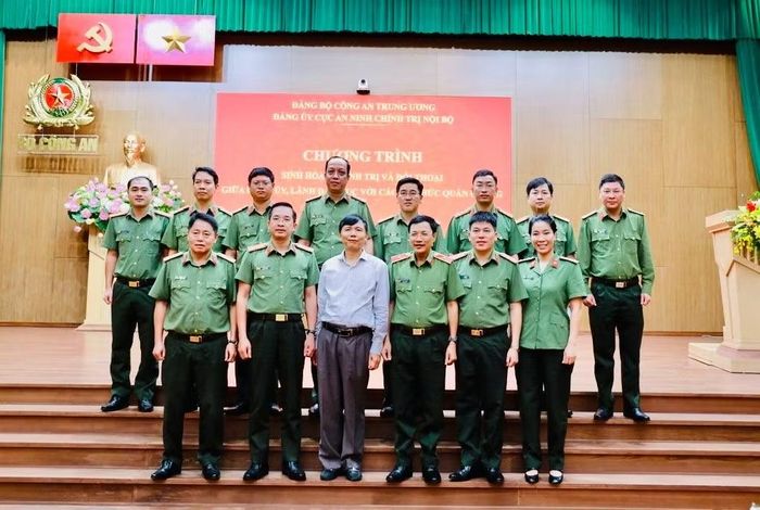 Các đồng chí trong Đảng uỷ, lãnh đạo Cục An ninh chính trị nội bộ chụp ảnh lưu niệm cùng báo cáo viên.