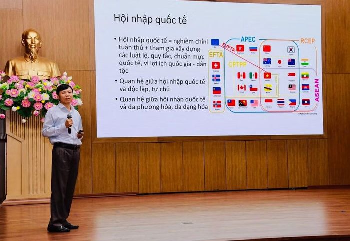 PGS.TS Đặng Đình Quý, nguyên Thứ trưởng Bộ Ngoại giao báo cáo chuyên đề "Vận dụng những thông điệp cốt lõi trong bài phát biểu của Tổng Bí thư, Chủ tịch nước Tô Lâm tại Đối thoại Shangri - La lần thứ 23 và liên hệ với thực tiễn công tác về tầm nhìn chiến lược và trách nhiệm của lực lượng An ninh chính trị nội bộ đối với công tác bảo đảm an ninh quốc gia trong bối cảnh tình hình mới".
