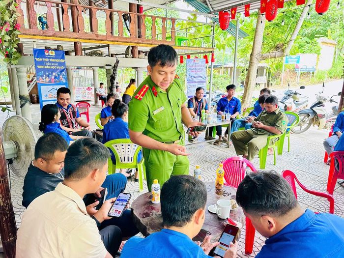 Công an xã miền núi Long Quảng (TP Huế) cùng các đoàn viên, thanh niên trên địa bàn xã lan tỏa chuyển đổi số đến bà con đồng bào dân tộc thiểu số.