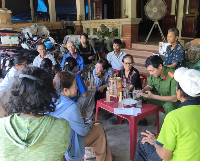 Công an xã Hưng Lộc (TP Huế) hướng dẫn người dân tích hợp, cài đặt các loại hồ sơ trên ứng dụng VNeID.