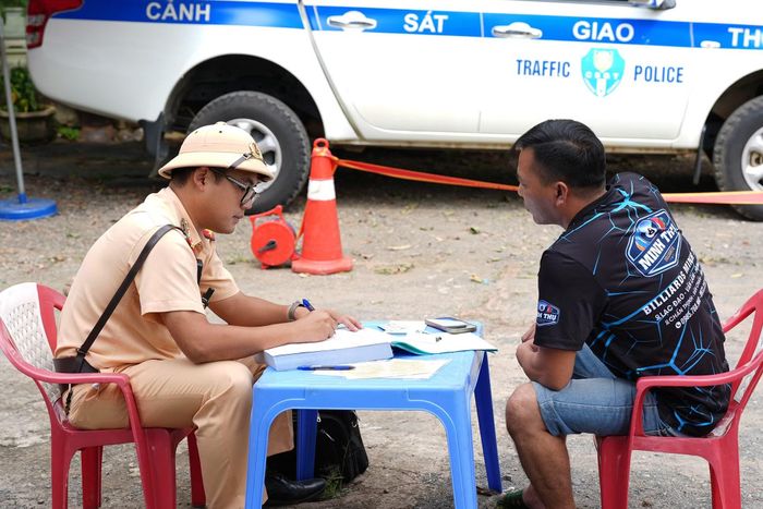 Cán bộ Cảnh sát giao thông lập biên bản xử lý trường hợp vi phạm tốc độ. 