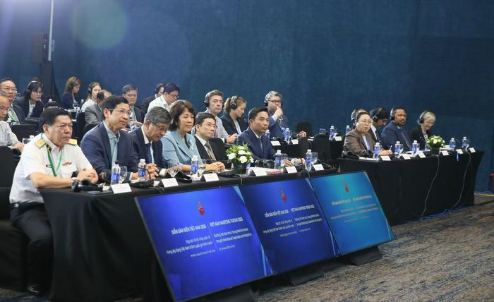Phó Chủ tịch Quốc hội Nguyễn Doãn Anh và các đại biểu dự diễn đàn.