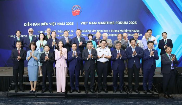 Phó Chủ tịch Quốc hội Nguyễn Doãn Anh và các đại biểu dự diễn đàn.